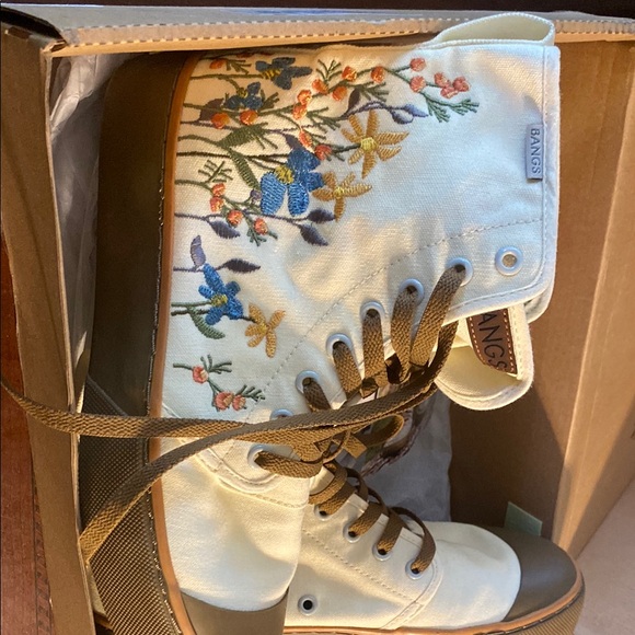 LIMITED Bangs W 8.5 Floral Embroidered High-Top Sneakers - Picture 6 of 6